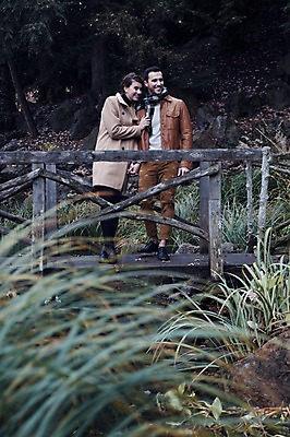 포토 JPG 주간 전신 서양인 외국인 커플 응시 여자 남자 호수 로우앵글 겨울 데이트 휴식 사랑 서기 미소 사람 20대 성인 야외 두명 일상 앞모습 손잡기 구경 체코 가교 성인만 국내포토 자연요소 건축물 시선 계절 감정 유럽 뷰포인트 컨셉 관계 모션 표정 인종 청년 라이프 파일형식