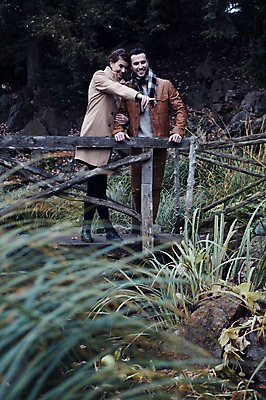 포토 JPG 주간 전신 서양인 외국인 커플 응시 여자 남자 호수 로우앵글 겨울 데이트 난간 사랑 서기 미소 사람 20대 성인 야외 두명 일상 앞모습 가리킴 구경 체코 성인만 국내포토 자연요소 시선 계절 감정 유럽 뷰포인트 관계 모션 표정 인종 손짓 청년 라이프 파일형식