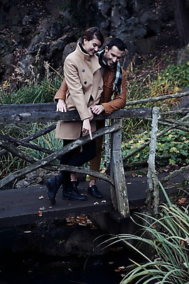 포토 JPG 주간 전신 서양인 외국인 커플 응시 여자 남자 호수 겨울 데이트 난간 휴식 사랑 미소 사람 20대 성인 야외 두명 일상 앞모습 옆모습 기댐 가리킴 구경 즐거움 체코 가교 성인만 국내포토 자연요소 건축물 시선 계절 감정 유럽 뷰포인트 컨셉 관계 모션 표정 인종 손짓 청년 라이프 파일형식