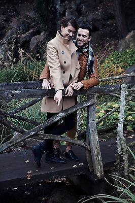 포토 JPG 주간 전신 서양인 외국인 커플 응시 여자 남자 호수 겨울 데이트 난간 휴식 서기 미소 사람 20대 성인 야외 두명 일상 앞모습 옆모습 하이앵글 기댐 가리킴 구경 체코 가교 성인만 국내포토 자연요소 건축물 시선 계절 유럽 뷰포인트 컨셉 관계 모션 표정 인종 손짓 청년 라이프 파일형식