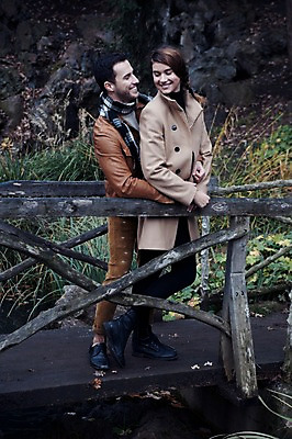 포토 JPG 주간 전신 서양인 외국인 커플 응시 여자 남자 호수 겨울 데이트 난간 휴식 서기 미소 사람 20대 성인 야외 두명 일상 앞모습 옆모습 하이앵글 기댐 구경 체코 백허그 가교 성인만 국내포토 자연요소 건축물 시선 계절 유럽 뷰포인트 컨셉 관계 모션 포옹 표정 인종 청년 라이프 파일형식