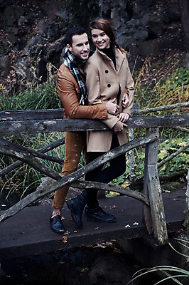 포토 JPG 주간 전신 서양인 외국인 커플 응시 여자 남자 겨울 데이트 난간 휴식 사랑 서기 미소 사람 20대 성인 야외 두명 일상 앞모습 옆모습 기댐 구경 체코 백허그 가교 성인만 국내포토 자연요소 건축물 시선 계절 감정 유럽 뷰포인트 컨셉 관계 모션 포옹 표정 인종 청년 라이프 파일형식