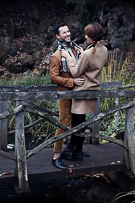 포토 JPG 주간 전신 서양인 외국인 커플 응시 여자 남자 호수 겨울 데이트 장난 난간 안기 휴식 서기 웃음 사람 20대 성인 야외 두명 일상 옆모습 뒷모습 하이앵글 마주보기 목도리 기댐 잡기 즐거움 체코 가교 성인만 국내포토 자연요소 건축물 시선 잡화 계절 감정 유럽 뷰포인트 컨셉 관계 모션 표정 인종 청년 라이프 파일형식