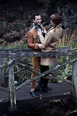 포토 JPG 주간 전신 서양인 외국인 커플 여자 남자 겨울 데이트 장난 난간 안기 미소 웃음 사람 20대 성인 야외 두명 일상 옆모습 뒷모습 하이앵글 마주보기 목도리 기댐 잡기 즐거움 체코 가교 성인만 국내포토 자연요소 건축물 잡화 계절 감정 유럽 뷰포인트 관계 모션 표정 인종 청년 라이프 파일형식