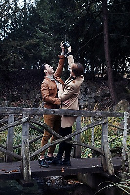 포토 JPG 주간 전신 서양인 외국인 커플 여자 남자 겨울 데이트 장난 난간 안기 휴식 미소 들기 사람 20대 성인 야외 두명 일상 옆모습 뒷모습 하이앵글 마주보기 목도리 기댐 즐거움 체코 가교 성인만 국내포토 자연요소 건축물 잡화 계절 감정 유럽 뷰포인트 컨셉 관계 모션 표정 인종 청년 라이프 파일형식