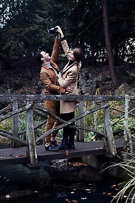 포토 JPG 주간 전신 서양인 외국인 커플 여자 남자 호수 겨울 데이트 장난 난간 안기 서기 웃음 들기 사람 20대 성인 야외 두명 일상 옆모습 뒷모습 마주보기 목도리 기댐 즐거움 체코 가교 성인만 국내포토 자연요소 건축물 잡화 계절 감정 유럽 뷰포인트 관계 모션 표정 인종 청년 라이프 파일형식