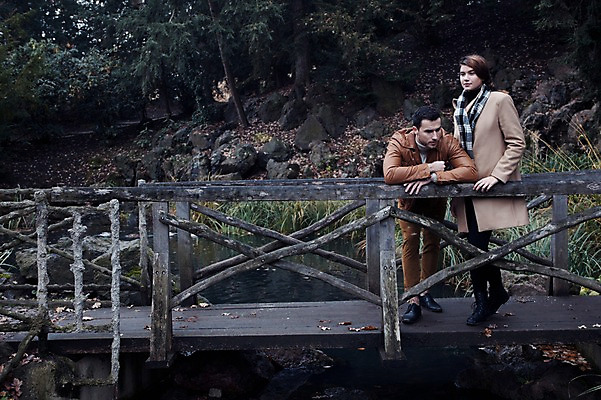 포토 JPG 주간 전신 서양인 외국인 커플 응시 여자 남자 호수 겨울 데이트 난간 휴식 서기 사람 20대 성인 야외 두명 일상 앞모습 옆모습 기댐 구경 체코 가교 성인만 국내포토 자연요소 건축물 시선 계절 유럽 뷰포인트 컨셉 관계 모션 인종 청년 라이프 파일형식