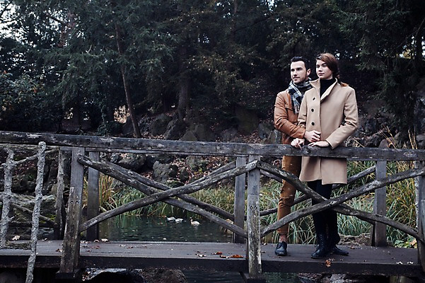 포토 JPG 주간 전신 서양인 외국인 커플 응시 여자 남자 호수 겨울 데이트 난간 안기 휴식 서기 사람 20대 성인 야외 두명 일상 앞모습 잡기 체코 가교 성인만 국내포토 자연요소 건축물 시선 계절 유럽 뷰포인트 컨셉 관계 모션 인종 청년 라이프 파일형식