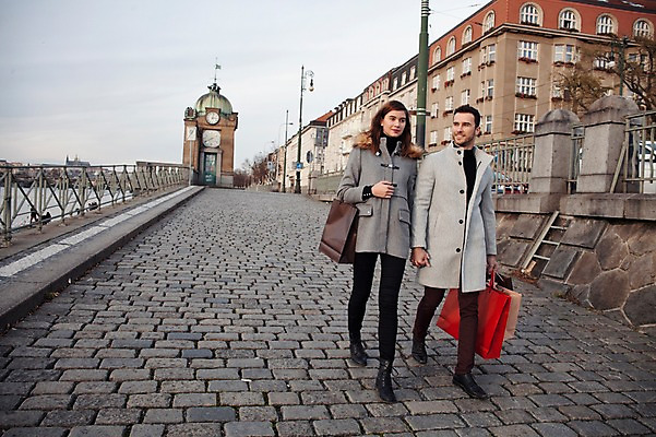 포토 JPG 주간 전신 서양인 외국인 커플 여자 남자 겨울 데이트 거리 미소 들기 사람 20대 성인 야외 두명 일상 앞모습 쇼핑 쇼핑백 걷기 손잡기 체코 길거리공연 성인만 국내포토 자연요소 계절 유럽 뷰포인트 가방 관계 모션 표정 인종 청년 라이프 공연 파일형식