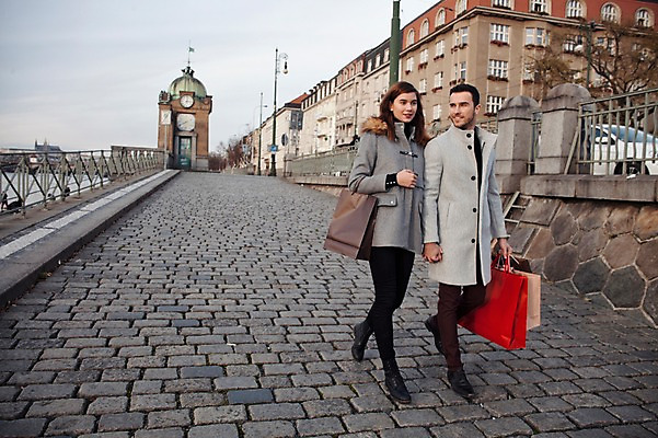 포토 JPG 주간 전신 서양인 외국인 커플 응시 여자 남자 겨울 데이트 거리 미소 들기 사람 20대 성인 야외 두명 일상 앞모습 쇼핑 쇼핑백 걷기 손잡기 시계탑 체코 길거리공연 성인만 국내포토 자연요소 시선 계절 유럽 뷰포인트 가방 관계 모션 표정 인종 청년 라이프 탑 공연 파일형식