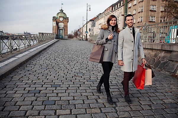 포토 JPG 주간 전신 서양인 외국인 커플 응시 여자 남자 겨울 데이트 거리 미소 사람 20대 성인 야외 두명 일상 앞모습 쇼핑 쇼핑백 걷기 손잡기 시계탑 체코 성인만 국내포토 자연요소 시선 계절 유럽 뷰포인트 가방 관계 모션 표정 인종 청년 라이프 탑 파일형식