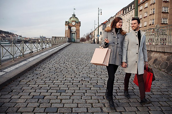 포토 JPG 주간 전신 서양인 외국인 커플 응시 여자 남자 겨울 데이트 난간 거리 미소 들기 사람 20대 성인 야외 두명 일상 앞모습 쇼핑 강 쇼핑백 마주보기 걷기 손잡기 시계탑 체코 길거리공연 성인만 국내포토 자연요소 시선 계절 유럽 뷰포인트 가방 관계 모션 표정 인종 청년 라이프 탑 공연 파일형식