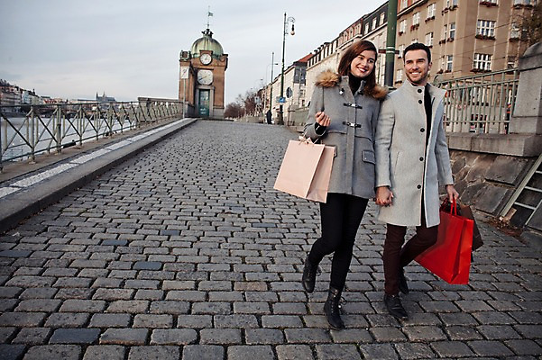 포토 JPG 주간 전신 서양인 외국인 커플 응시 여자 남자 겨울 데이트 난간 거리 미소 들기 사람 20대 성인 야외 두명 일상 앞모습 쇼핑 강 쇼핑백 걷기 손잡기 시계탑 체코 성인만 국내포토 자연요소 시선 계절 유럽 뷰포인트 가방 관계 모션 표정 인종 청년 라이프 탑 파일형식