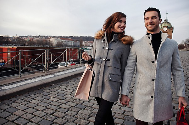 포토 JPG 주간 서양인 외국인 커플 응시 여자 남자 겨울 데이트 난간 거리 미소 들기 사람 상반신 20대 성인 야외 두명 일상 앞모습 쇼핑 쇼핑백 걷기 손잡기 시계탑 체코 성인만 국내포토 자연요소 시선 계절 유럽 뷰포인트 가방 관계 모션 표정 인종 청년 라이프 탑 파일형식