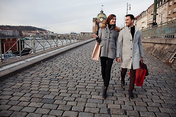 포토 JPG 주간 전신 서양인 외국인 커플 응시 여자 남자 겨울 데이트 난간 거리 미소 들기 사람 20대 성인 야외 두명 일상 앞모습 쇼핑 강 쇼핑백 마주보기 걷기 손잡기 시계탑 체코 성인만 국내포토 자연요소 시선 계절 유럽 뷰포인트 가방 관계 모션 표정 인종 청년 라이프 탑 파일형식