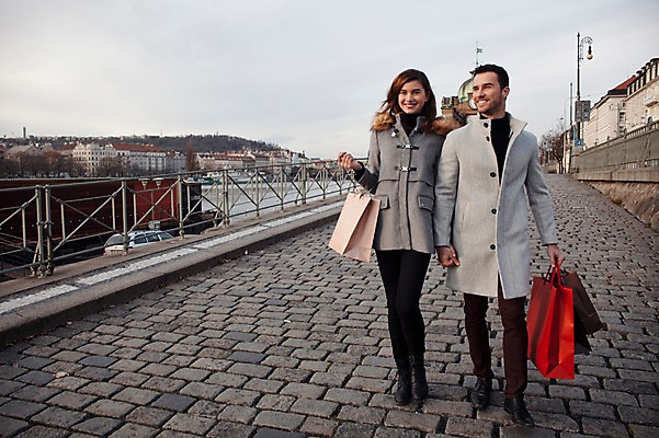 포토 JPG 주간 전신 서양인 외국인 커플 응시 여자 남자 겨울 데이트 난간 거리 미소 들기 사람 20대 성인 야외 두명 일상 앞모습 쇼핑 강 쇼핑백 걷기 손잡기 체코 성인만 국내포토 자연요소 시선 계절 유럽 뷰포인트 가방 관계 모션 표정 인종 청년 라이프 파일형식