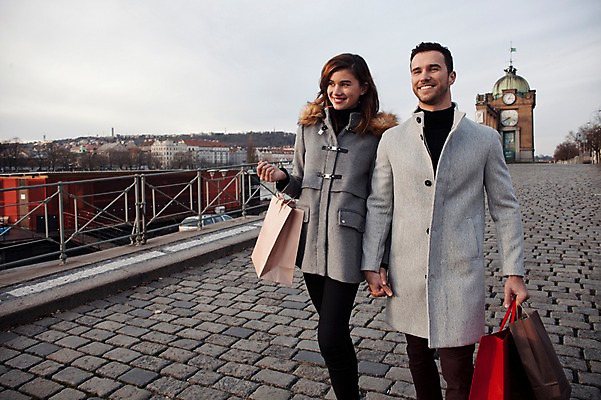 포토 JPG 주간 서양인 외국인 커플 응시 여자 남자 겨울 데이트 난간 거리 미소 들기 사람 상반신 20대 성인 야외 두명 일상 앞모습 쇼핑 쇼핑백 걷기 손잡기 시계탑 체코 성인만 국내포토 자연요소 시선 계절 유럽 뷰포인트 가방 관계 모션 표정 인종 청년 라이프 탑 파일형식