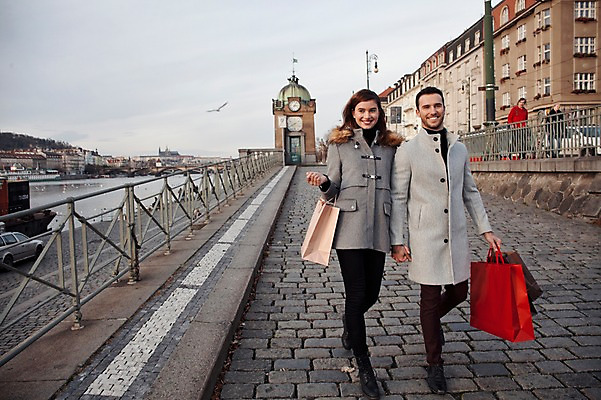 포토 JPG 주간 전신 서양인 외국인 커플 응시 여자 남자 겨울 데이트 난간 거리 미소 들기 사람 20대 성인 야외 두명 일상 앞모습 쇼핑 강 쇼핑백 걷기 손잡기 시계탑 체코 성인만 국내포토 자연요소 시선 계절 유럽 뷰포인트 가방 관계 모션 표정 인종 청년 라이프 탑 파일형식