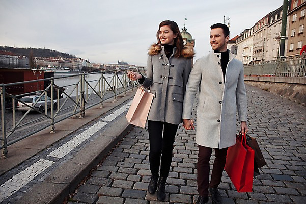 포토 JPG 주간 전신 서양인 외국인 커플 응시 여자 남자 겨울 데이트 난간 거리 미소 들기 사람 20대 성인 야외 두명 일상 앞모습 쇼핑 강 쇼핑백 걷기 손잡기 체코 성인만 국내포토 자연요소 시선 계절 유럽 뷰포인트 가방 관계 모션 표정 인종 청년 라이프 파일형식