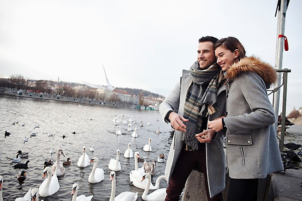 포토 JPG 주간 서양인 외국인 커플 응시 여자 남자 호수 빵 겨울 데이트 여러마리 오리 서기 미소 사람 상반신 20대 성인 야외 두명 일상 옆모습 먹이 즐거움 백조 체코 성인만 국내포토 자연요소 시선 계절 감정 유럽 음식 뷰포인트 다수 관계 모션 조류 표정 인종 청년 라이프 파일형식
