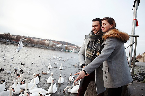 포토 JPG 주간 서양인 외국인 커플 응시 여자 남자 호수 빵 겨울 데이트 여러마리 갈매기 미소 사람 상반신 20대 성인 야외 두명 일상 옆모습 먹이 주기 백조 체코 성인만 국내포토 자연요소 시선 계절 유럽 음식 뷰포인트 다수 관계 모션 조류 표정 인종 청년 라이프 파일형식