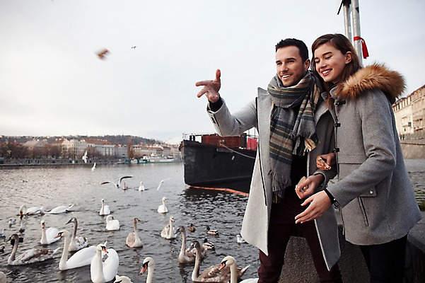 포토 JPG 주간 서양인 외국인 커플 응시 여자 남자 호수 빵 겨울 데이트 여러마리 갈매기 미소 사람 상반신 20대 성인 야외 두명 일상 앞모습 옆모습 던지기 먹이 주기 백조 체코 성인만 국내포토 자연요소 시선 계절 유럽 음식 뷰포인트 다수 관계 모션 조류 표정 인종 청년 라이프 파일형식