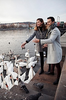 포토 JPG 주간 전신 서양인 외국인 커플 여자 남자 호수 빵 겨울 데이트 여러마리 서기 미소 사람 20대 성인 야외 두명 일상 옆모습 던지기 먹이 즐거움 주기 백조 체코 성인만 국내포토 자연요소 계절 감정 유럽 음식 뷰포인트 다수 관계 모션 조류 표정 인종 청년 라이프 파일형식