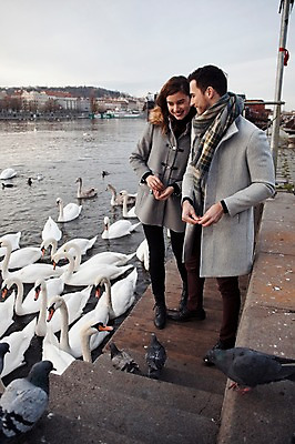 포토 JPG 주간 전신 서양인 외국인 커플 응시 여자 남자 호수 빵 겨울 데이트 여러마리 서기 미소 사람 20대 성인 야외 두명 일상 앞모습 옆모습 먹이 즐거움 주기 비둘기 백조 체코 성인만 국내포토 자연요소 시선 계절 감정 유럽 음식 뷰포인트 다수 관계 모션 조류 표정 인종 청년 라이프 파일형식