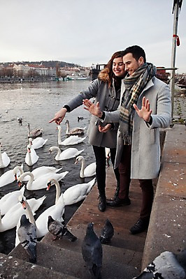 포토 JPG 주간 전신 서양인 외국인 커플 응시 여자 남자 호수 빵 겨울 데이트 여러마리 미소 사람 손짓 20대 성인 야외 두명 일상 앞모습 옆모습 가리킴 먹이 즐거움 주기 비둘기 백조 체코 성인만 국내포토 자연요소 시선 계절 감정 유럽 음식 뷰포인트 다수 관계 모션 조류 표정 인종 청년 라이프 파일형식
