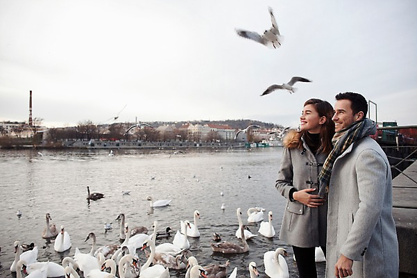 포토 JPG 주간 서양인 외국인 커플 응시 여자 남자 호수 겨울 데이트 여러마리 갈매기 서기 미소 사람 상반신 20대 성인 야외 두명 일상 앞모습 옆모습 백조 체코 성인만 국내포토 자연요소 시선 계절 유럽 뷰포인트 다수 관계 모션 조류 표정 인종 청년 라이프 파일형식