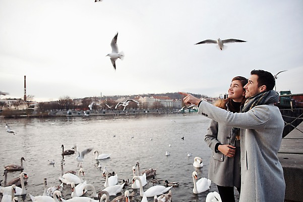 포토 JPG 주간 서양인 외국인 커플 응시 여자 남자 호수 겨울 데이트 여러마리 갈매기 미소 사람 손짓 상반신 20대 성인 야외 두명 일상 앞모습 옆모습 가리킴 즐거움 백조 체코 성인만 국내포토 자연요소 시선 계절 감정 유럽 뷰포인트 다수 관계 모션 조류 표정 인종 청년 라이프 파일형식
