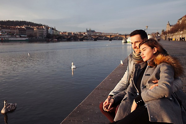 포토 JPG 주간 서양인 외국인 커플 응시 여자 남자 호수 겨울 데이트 안기 휴식 미소 사람 앉기 상반신 20대 성인 야외 두명 일상 옆모습 노을 구경 체코 성인만 국내포토 자연요소 시선 계절 유럽 뷰포인트 컨셉 관계 모션 표정 인종 청년 라이프 파일형식