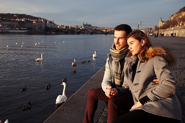 포토 JPG 주간 서양인 외국인 커플 응시 여자 남자 호수 겨울 데이트 여러마리 사람 앉기 상반신 20대 성인 야외 두명 일상 옆모습 노을 손잡기 기댐 백조 체코 성인만 국내포토 자연요소 시선 계절 유럽 뷰포인트 다수 관계 모션 조류 인종 청년 라이프 파일형식