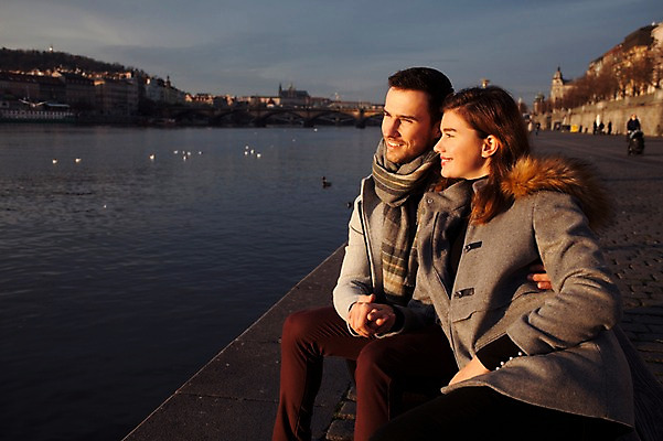 포토 JPG 주간 서양인 외국인 커플 응시 여자 남자 호수 겨울 데이트 휴식 미소 사람 앉기 상반신 20대 성인 야외 두명 일상 옆모습 노을 손잡기 기댐 구경 체코 성인만 국내포토 자연요소 시선 계절 유럽 뷰포인트 컨셉 관계 모션 표정 인종 청년 라이프 파일형식