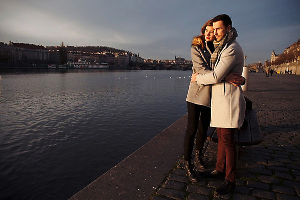 포토 JPG 전신 서양인 외국인 커플 응시 여자 남자 호수 겨울 데이트 안기 포옹 서기 사람 20대 성인 야외 두명 일상 앞모습 옆모습 노을 야간 구경 체코 성인만 국내포토 자연요소 시선 계절 유럽 뷰포인트 관계 모션 인종 청년 라이프 파일형식