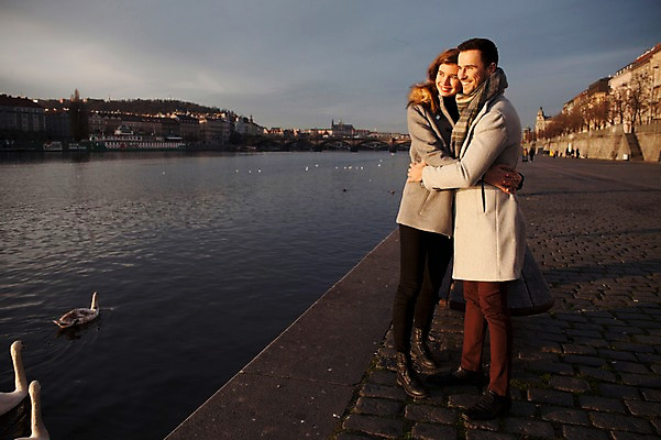 포토 JPG 전신 서양인 외국인 커플 응시 여자 남자 호수 겨울 데이트 안기 포옹 미소 사람 20대 성인 야외 두명 일상 앞모습 옆모습 노을 야간 구경 백조 체코 성인만 국내포토 자연요소 시선 계절 유럽 뷰포인트 관계 모션 조류 표정 인종 청년 라이프 파일형식