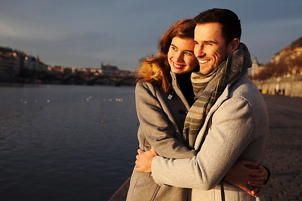 포토 JPG 주간 서양인 외국인 커플 응시 여자 남자 호수 겨울 데이트 안기 포옹 미소 사람 상반신 20대 성인 야외 두명 일상 옆모습 노을 구경 체코 성인만 국내포토 자연요소 시선 계절 유럽 뷰포인트 관계 모션 표정 인종 청년 라이프 파일형식