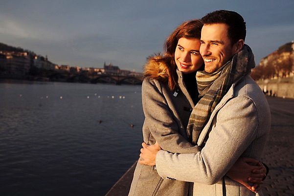 포토 JPG 주간 서양인 외국인 커플 응시 여자 남자 호수 겨울 데이트 안기 포옹 미소 사람 상반신 20대 성인 야외 두명 일상 앞모습 옆모습 노을 구경 체코 성인만 국내포토 자연요소 시선 계절 유럽 뷰포인트 관계 모션 표정 인종 청년 라이프 파일형식