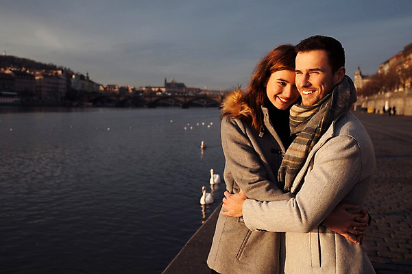 포토 JPG 주간 서양인 외국인 커플 응시 여자 남자 호수 겨울 데이트 안기 포옹 미소 사람 상반신 20대 성인 야외 두명 일상 앞모습 옆모습 노을 구경 백조 체코 성인만 국내포토 자연요소 시선 계절 유럽 뷰포인트 관계 모션 조류 표정 인종 청년 라이프 파일형식