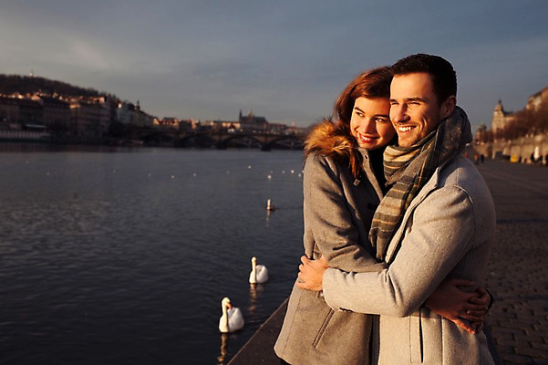 포토 JPG 주간 서양인 외국인 커플 응시 여자 남자 호수 겨울 데이트 여러마리 안기 포옹 미소 사람 상반신 20대 성인 야외 두명 일상 앞모습 옆모습 노을 구경 백조 체코 성인만 국내포토 자연요소 시선 계절 유럽 뷰포인트 다수 관계 모션 조류 표정 인종 청년 라이프 파일형식