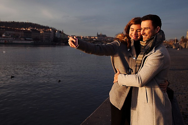포토 JPG 주간 서양인 외국인 커플 응시 여자 남자 호수 겨울 데이트 안기 포옹 미소 사람 상반신 20대 성인 야외 두명 일상 앞모습 옆모습 스마트폰 노을 셀프카메라 체코 성인만 국내포토 자연요소 시선 계절 유럽 뷰포인트 관계 모션 표정 인종 청년 라이프 핸드폰 스마트기기 사진촬영 파일형식