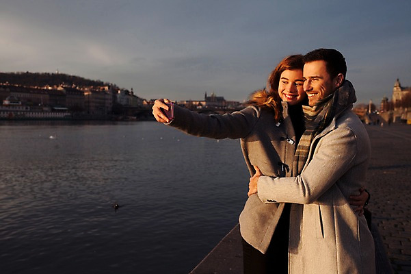 포토 JPG 주간 서양인 외국인 커플 응시 여자 남자 호수 겨울 데이트 안기 포옹 미소 사람 상반신 20대 성인 야외 두명 일상 앞모습 옆모습 스마트폰 노을 셀프카메라 체코 성인만 국내포토 자연요소 시선 계절 유럽 뷰포인트 관계 모션 표정 인종 청년 라이프 핸드폰 스마트기기 사진촬영 파일형식