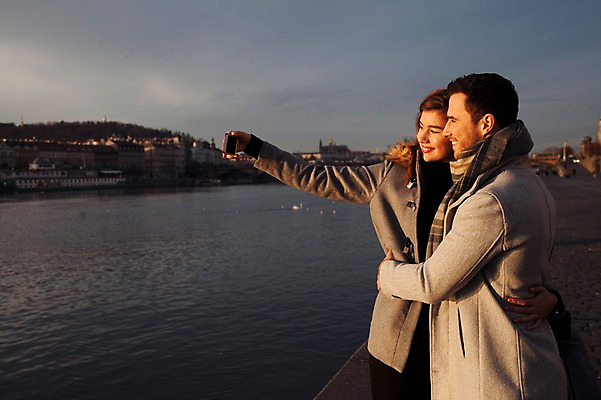포토 JPG 주간 서양인 외국인 커플 응시 여자 남자 호수 겨울 데이트 안기 포옹 미소 사람 상반신 20대 성인 야외 두명 일상 앞모습 옆모습 스마트폰 노을 셀프카메라 체코 성인만 국내포토 자연요소 시선 계절 유럽 뷰포인트 관계 모션 표정 인종 청년 라이프 핸드폰 스마트기기 사진촬영 파일형식