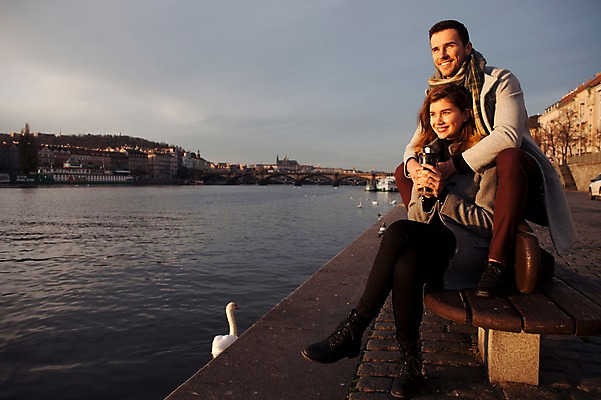 포토 JPG 주간 전신 서양인 외국인 커플 응시 여자 남자 호수 겨울 벤치 데이트 휴식 미소 들기 사람 앉기 20대 성인 야외 두명 일상 옆모습 구경 백조 체코 백허그 텀블러 성인만 국내포토 자연요소 시선 계절 유럽 뷰포인트 컨셉 의자 관계 모션 포옹 조류 표정 인종 청년 라이프 컵 파일형식