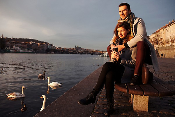 포토 JPG 주간 전신 서양인 외국인 커플 응시 여자 남자 호수 겨울 벤치 데이트 여러마리 휴식 미소 들기 사람 앉기 20대 성인 야외 두명 일상 옆모습 구경 백조 체코 백허그 텀블러 성인만 국내포토 자연요소 시선 계절 유럽 뷰포인트 다수 컨셉 의자 관계 모션 포옹 조류 표정 인종 청년 라이프 컵 파일형식