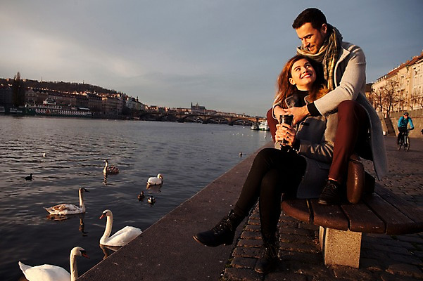 포토 JPG 주간 전신 서양인 외국인 커플 응시 여자 남자 호수 겨울 벤치 데이트 여러마리 들기 사람 앉기 20대 성인 야외 두명 일상 옆모습 마주보기 구경 백조 체코 백허그 텀블러 성인만 국내포토 자연요소 시선 계절 유럽 뷰포인트 다수 의자 관계 모션 포옹 조류 인종 청년 라이프 컵 파일형식