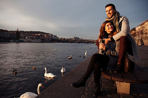 포토 JPG 주간 전신 서양인 외국인 커플 응시 여자 남자 호수 겨울 벤치 데이트 여러마리 휴식 미소 들기 사람 앉기 20대 성인 야외 두명 일상 옆모습 구경 백조 체코 백허그 텀블러 성인만 국내포토 자연요소 시선 계절 유럽 뷰포인트 다수 컨셉 의자 관계 모션 포옹 조류 표정 인종 청년 라이프 컵 파일형식