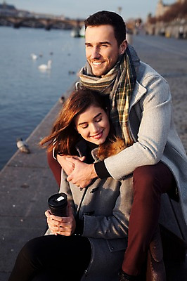 포토 JPG 주간 서양인 외국인 커플 응시 여자 남자 호수 겨울 벤치 데이트 안기 휴식 미소 들기 사람 앉기 근접촬영 상반신 20대 성인 야외 두명 일상 옆모습 구경 체코 백허그 텀블러 성인만 국내포토 자연요소 시선 계절 유럽 뷰포인트 컨셉 의자 관계 모션 포옹 표정 인종 청년 라이프 컵 파일형식