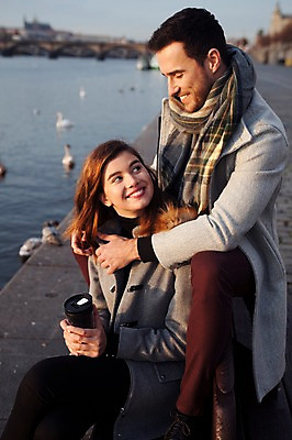 포토 JPG 주간 서양인 외국인 커플 응시 여자 남자 호수 겨울 벤치 데이트 여러마리 미소 들기 사람 앉기 상반신 20대 성인 야외 두명 일상 옆모습 마주보기 백조 체코 백허그 텀블러 성인만 국내포토 자연요소 시선 계절 유럽 뷰포인트 다수 의자 관계 모션 포옹 조류 표정 인종 청년 라이프 컵 파일형식