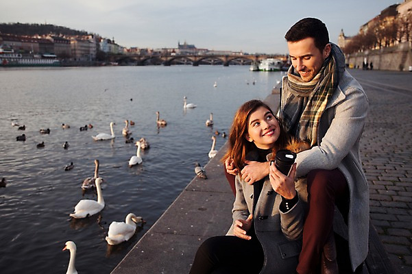 포토 JPG 주간 서양인 외국인 커플 응시 여자 남자 호수 겨울 벤치 데이트 여러마리 휴식 미소 들기 사람 앉기 상반신 20대 성인 야외 두명 일상 옆모습 마주보기 백조 체코 텀블러 성인만 국내포토 자연요소 시선 계절 유럽 뷰포인트 다수 컨셉 의자 관계 모션 조류 표정 인종 청년 라이프 컵 파일형식